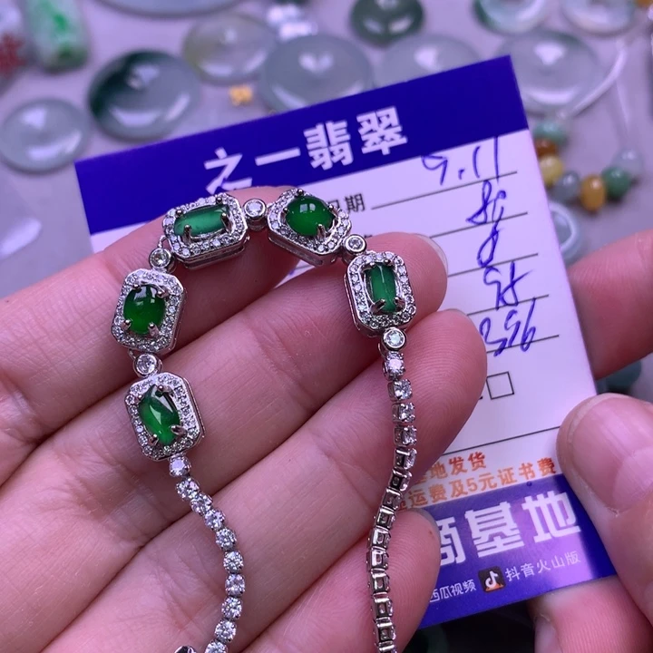 颈饰未镶嵌翡翠简****?