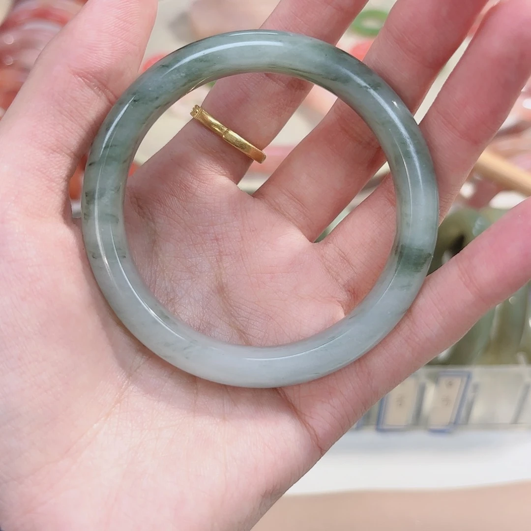 石英质玉手镯未镶嵌搬****.