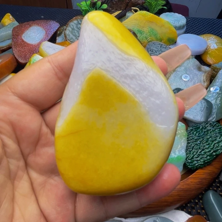 翡翠挂件未镶嵌翡翠