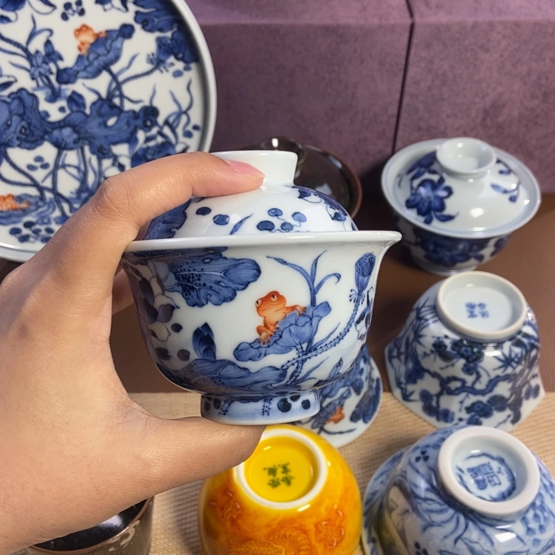 阳春白雪青花矾红满荷逍遥蛙盖碗