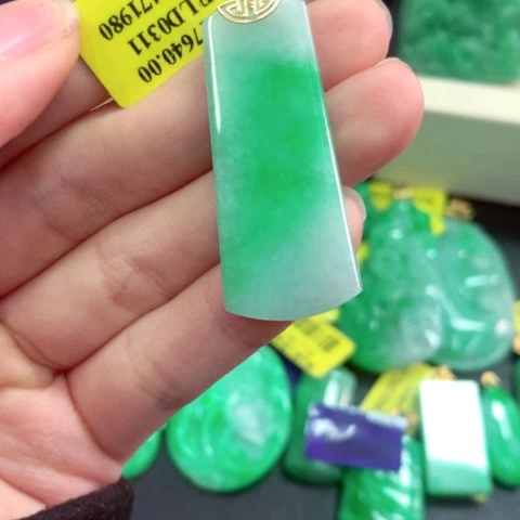 吊坠(不含链)18K金镶嵌翡翠