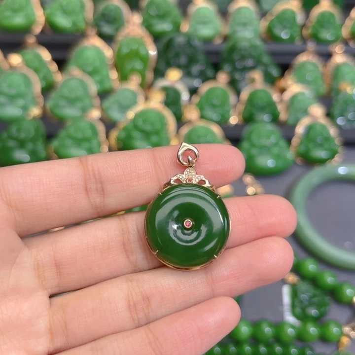 颈饰18K金镶嵌和田玉（碧玉）