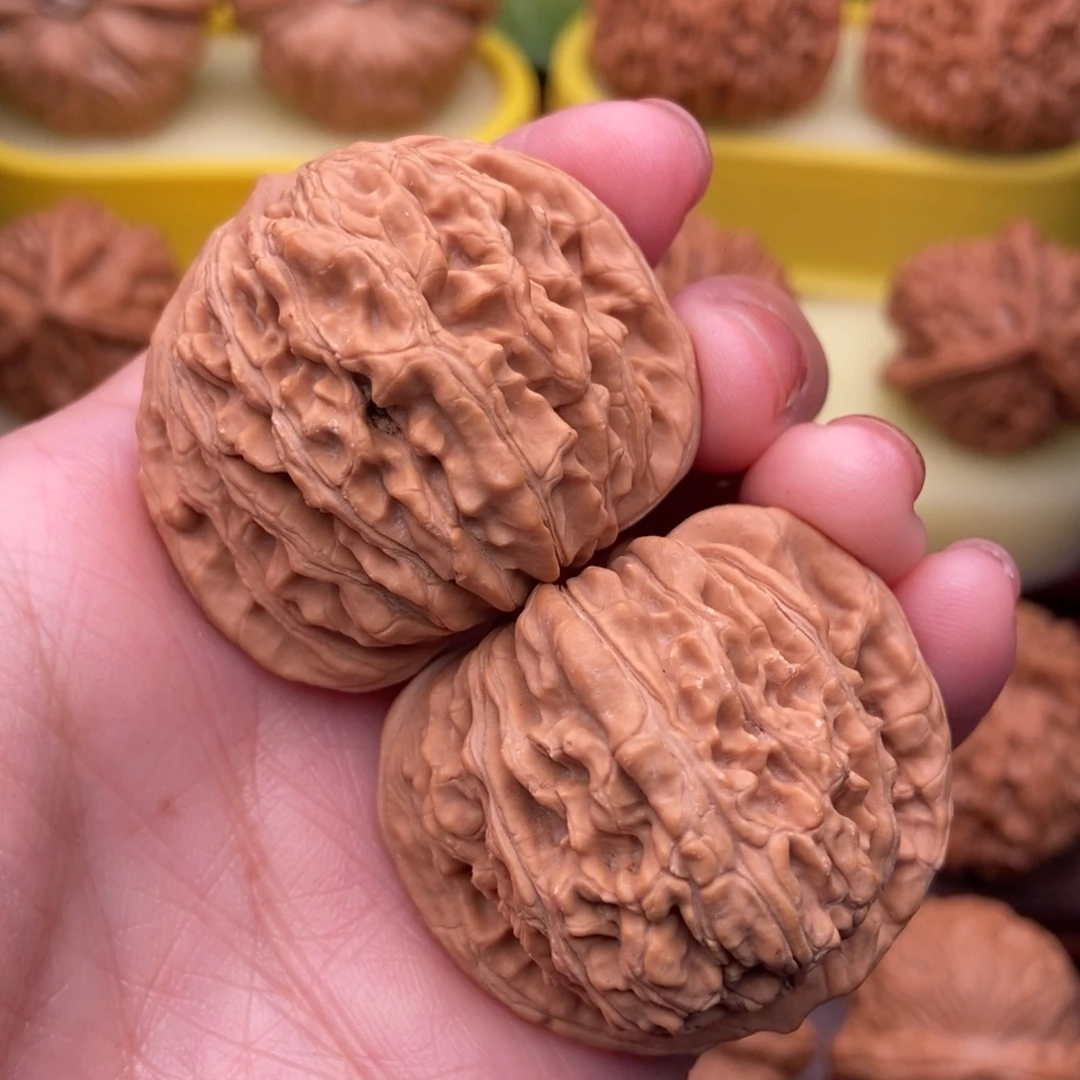 逃***恼文玩核桃把件精品老树红皮四座楼41