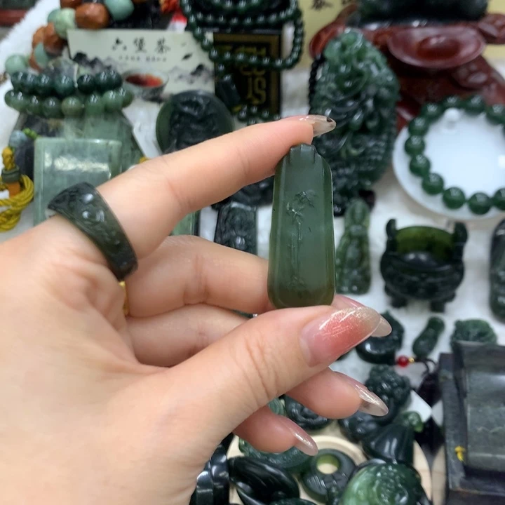 蛇纹石玉未镶嵌颈饰