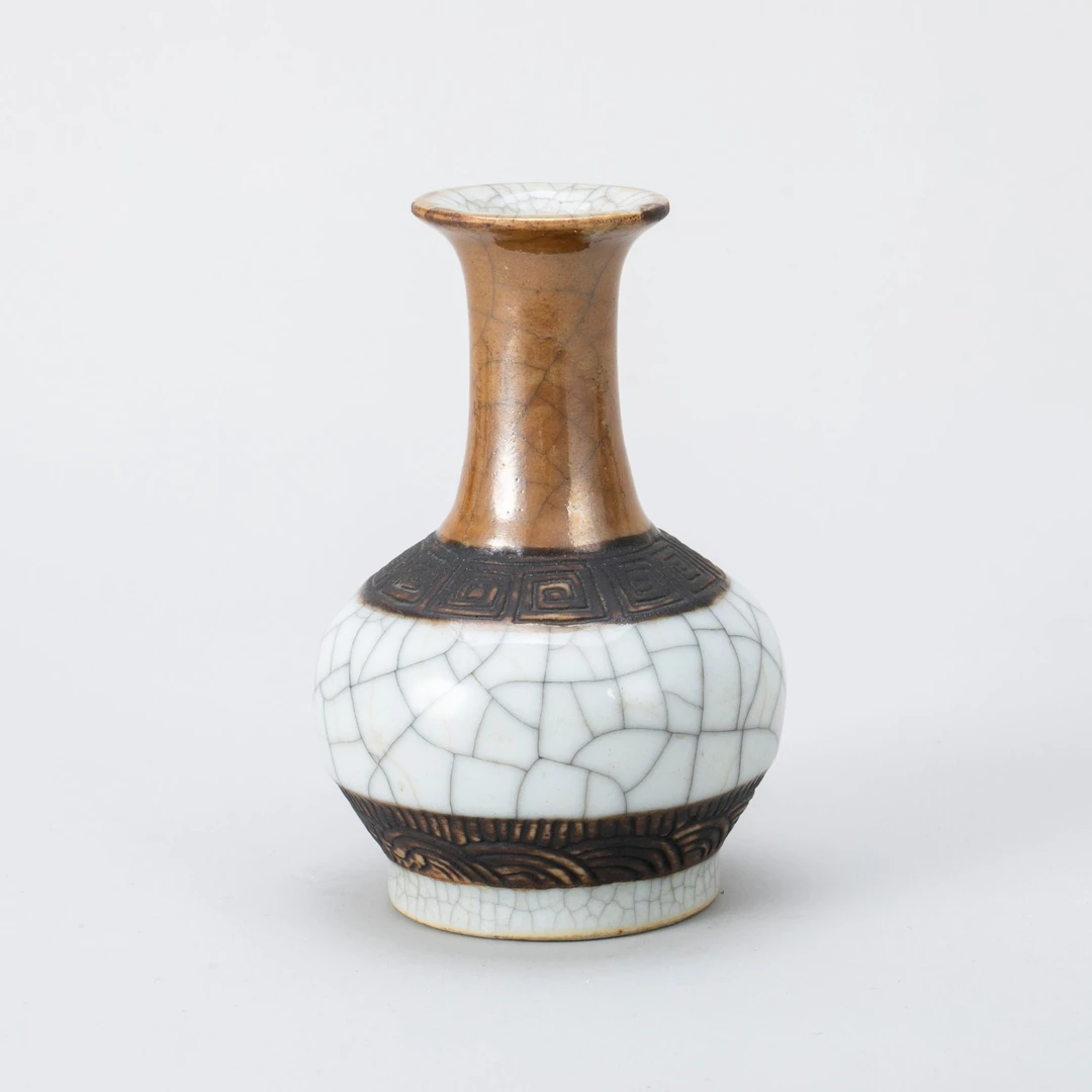 【拍卖】28、哥釉铁锈釉涛水回纹长颈瓶