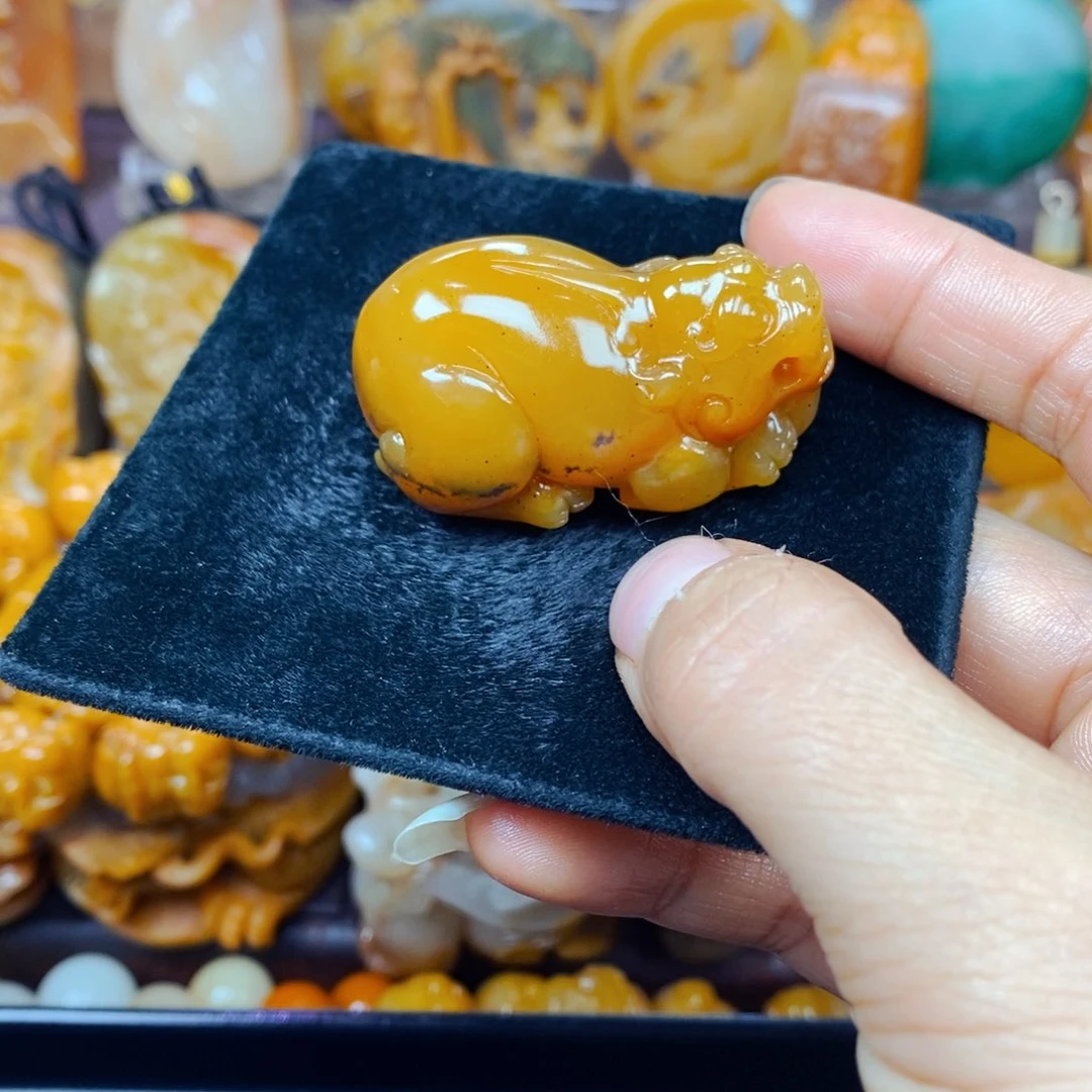 石英质玉（黄龙玉）未镶嵌颈饰