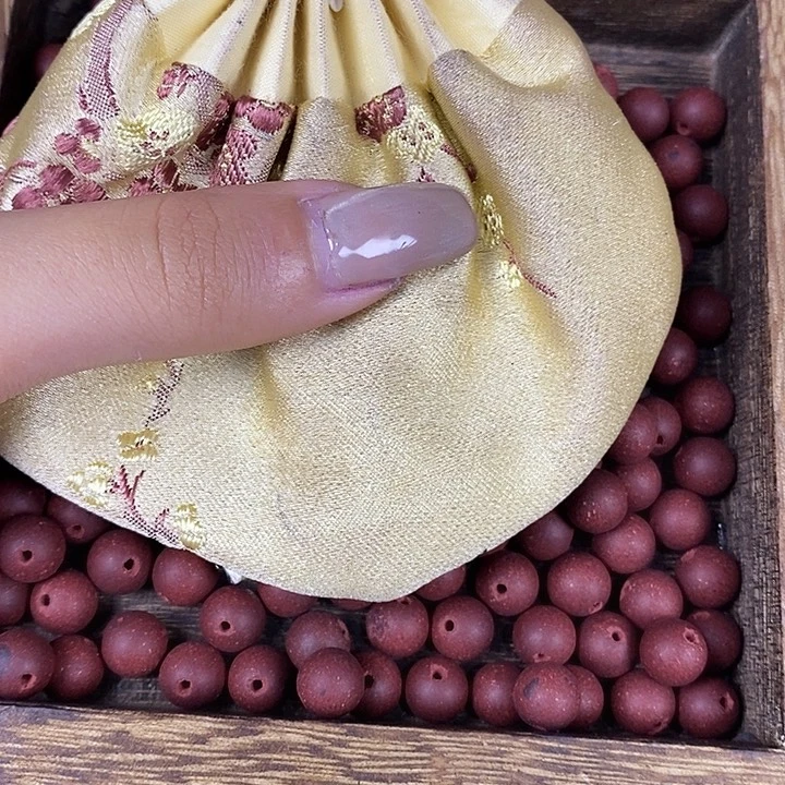 髙**、0.8红麝瑕疵珠约45g