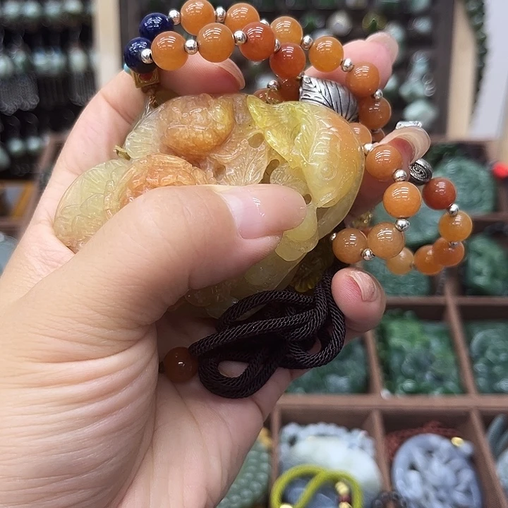 遇***人蛇纹石玉未镶嵌颈饰