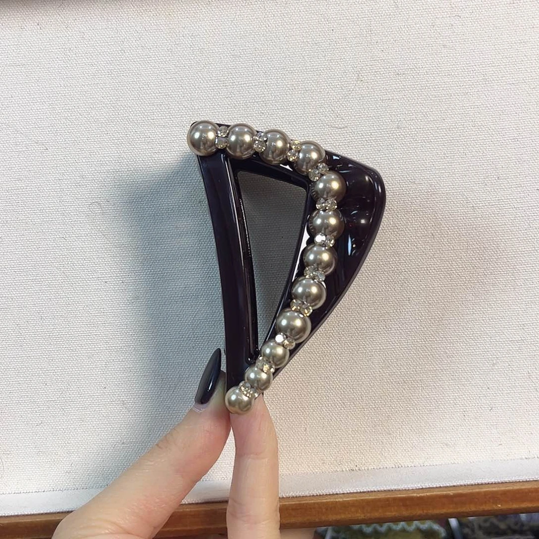 布艺非金属巧克力色带珠珠中抓