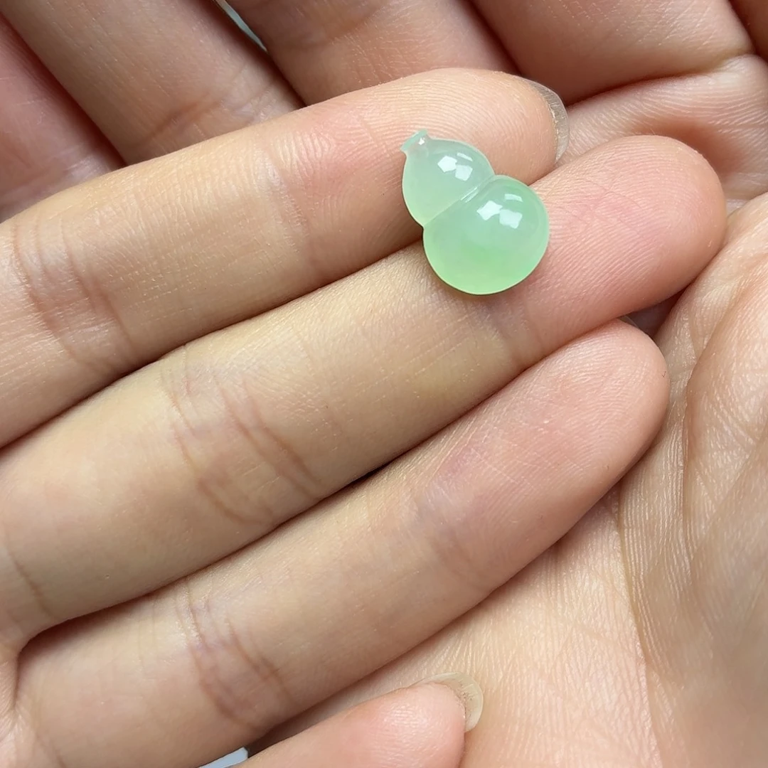 翡翠未镶嵌颈饰甜绿葫芦