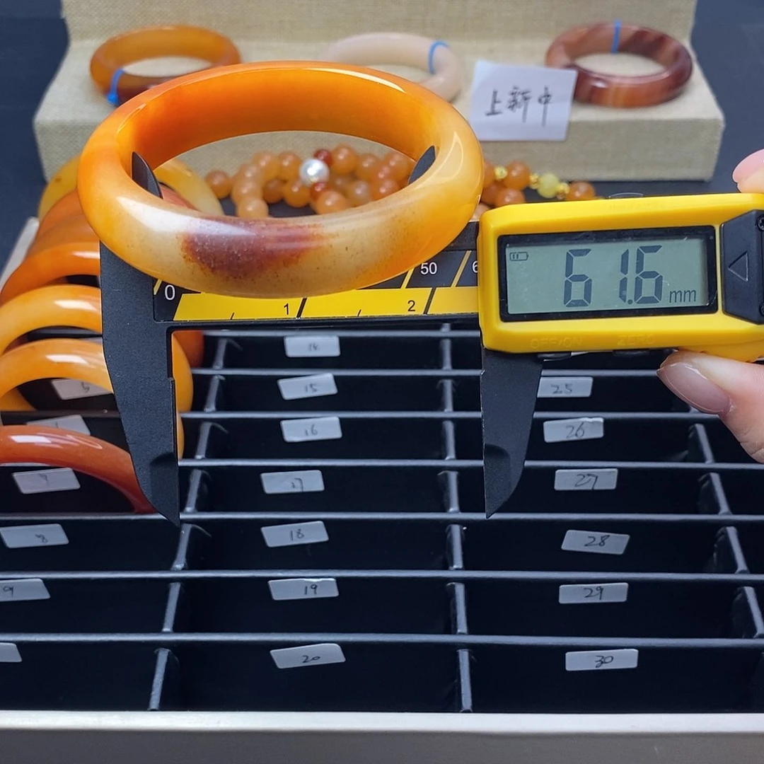 未镶嵌石英质玉（黄龙玉）手镯8号