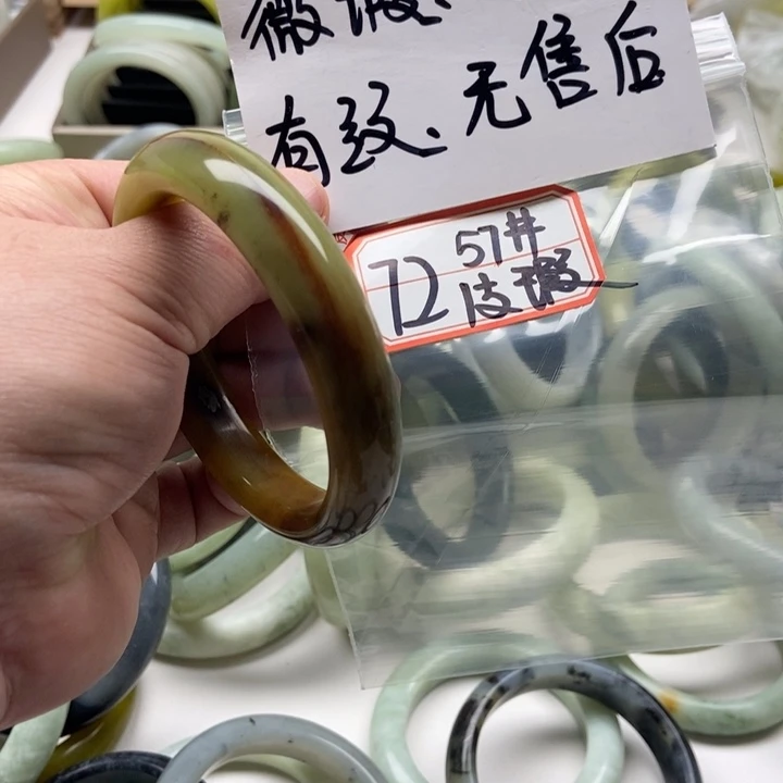 蛇纹石玉手镯未镶嵌山**人
