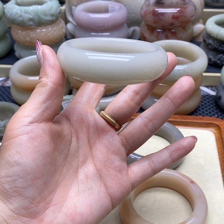 石英岩玉手镯未镶嵌忘*草