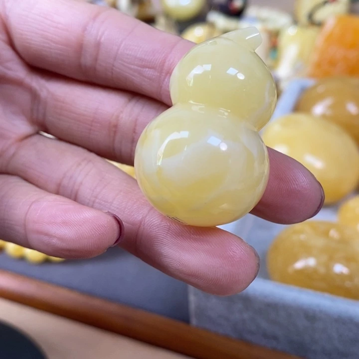 琥珀颈饰未镶嵌葫芦