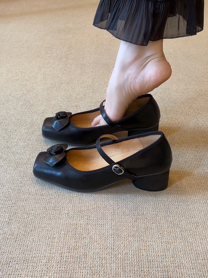 Elingjk/4.8cm法式复古猪鼻子百搭一字带花朵粗跟浅口单鞋女