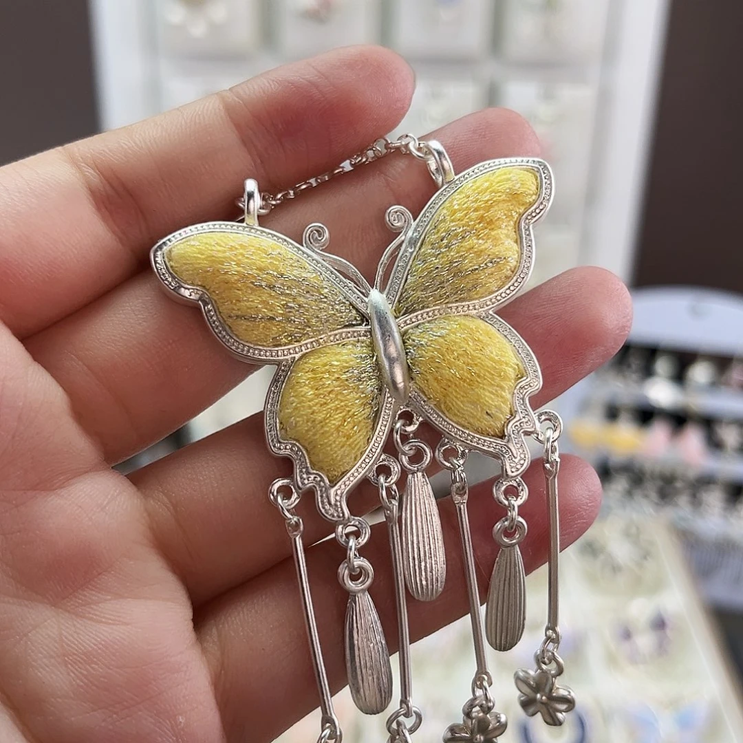 布艺合金蝴蝶吊坠