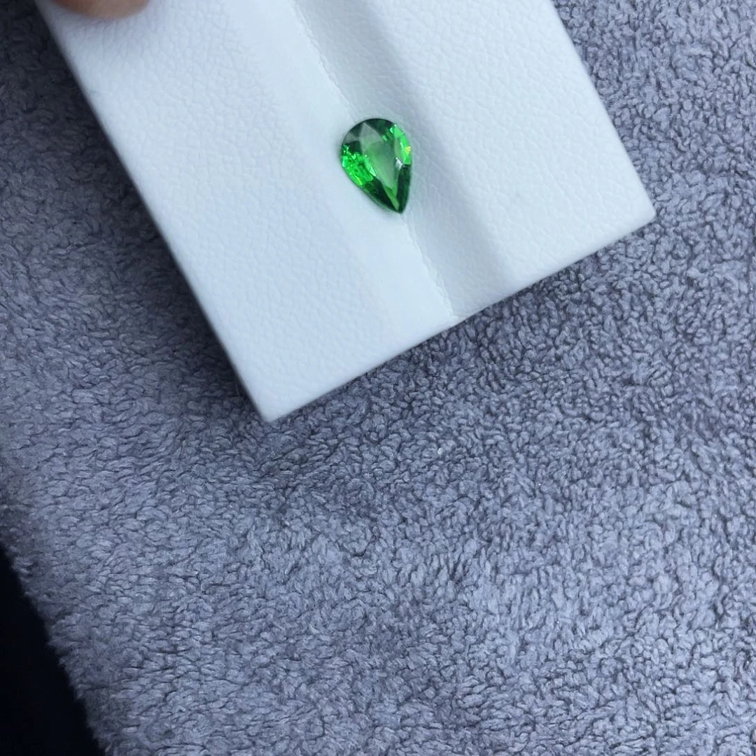 W***7石榴石（沙弗莱）裸石未镶嵌0.69Ct。