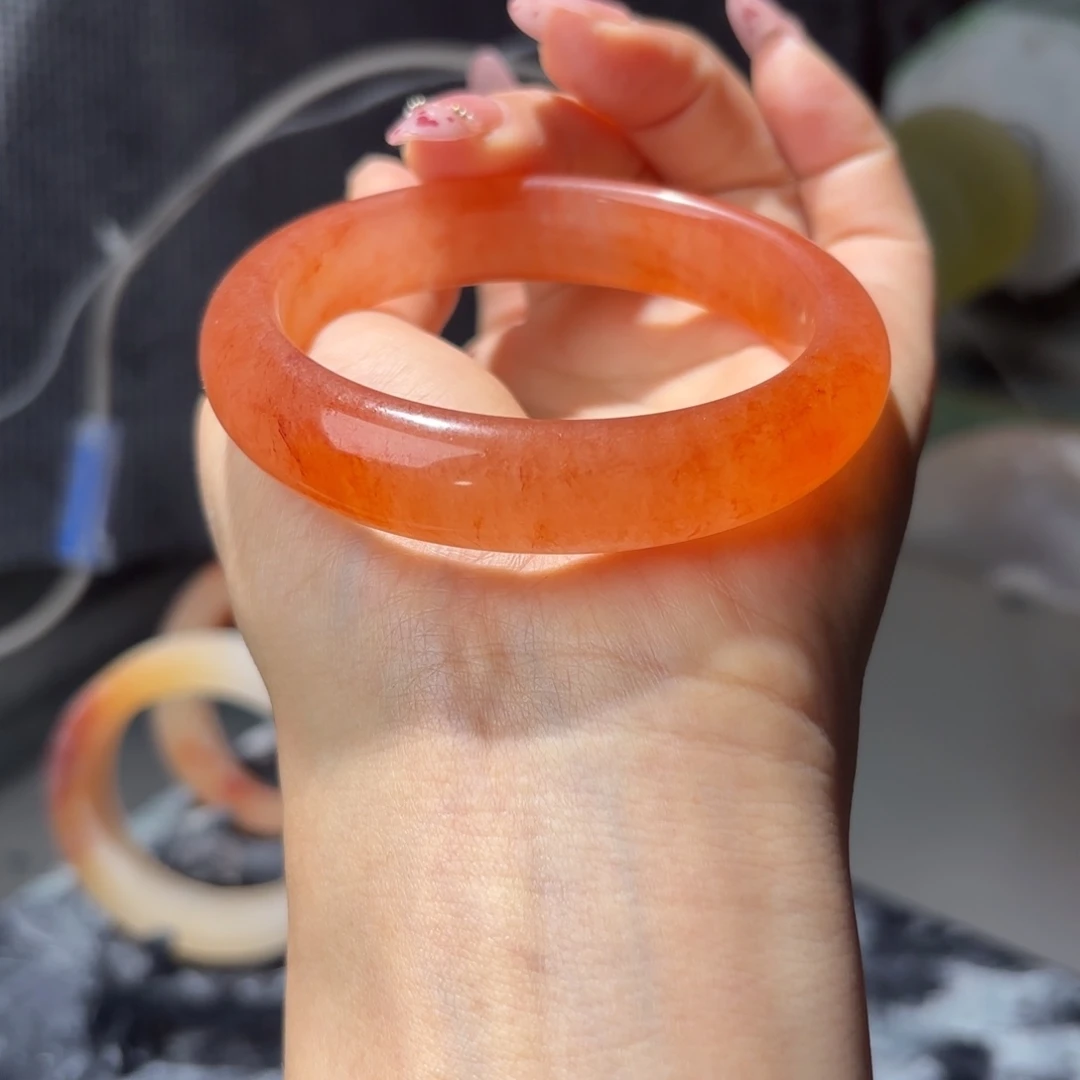 起***气石英质玉未镶嵌手镯