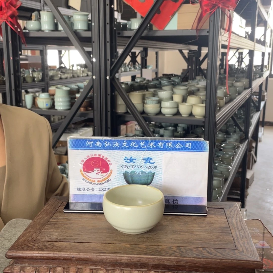 瓷片月白釉手拉支烧旋纹罗汉杯微瑕