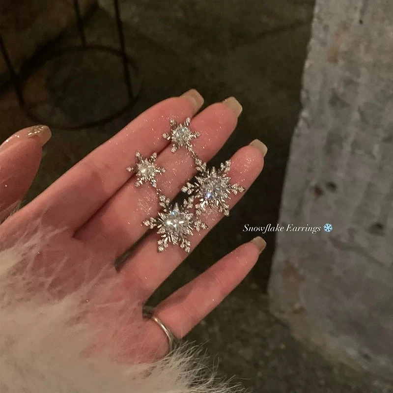 铜合金合成锆石耳饰 冬日氛围感闪锆雪花流苏耳环女圣诞耳钉耳饰