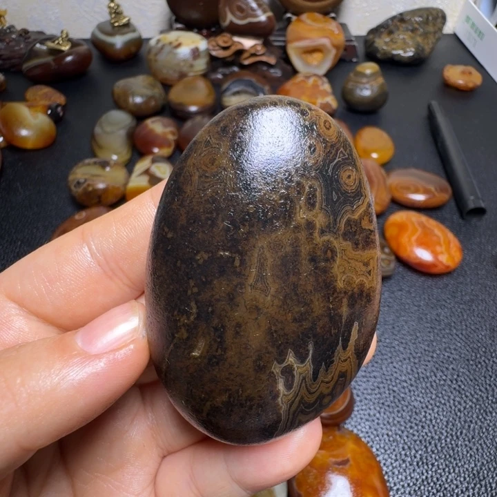 踏***浪瓷片马达加斯加奇石手把件浮雕