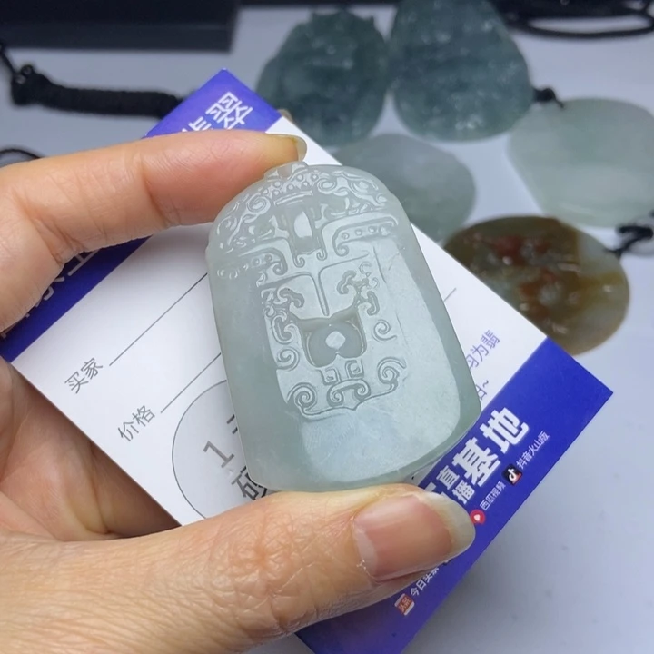 翡翠挂件未镶嵌翡翠
