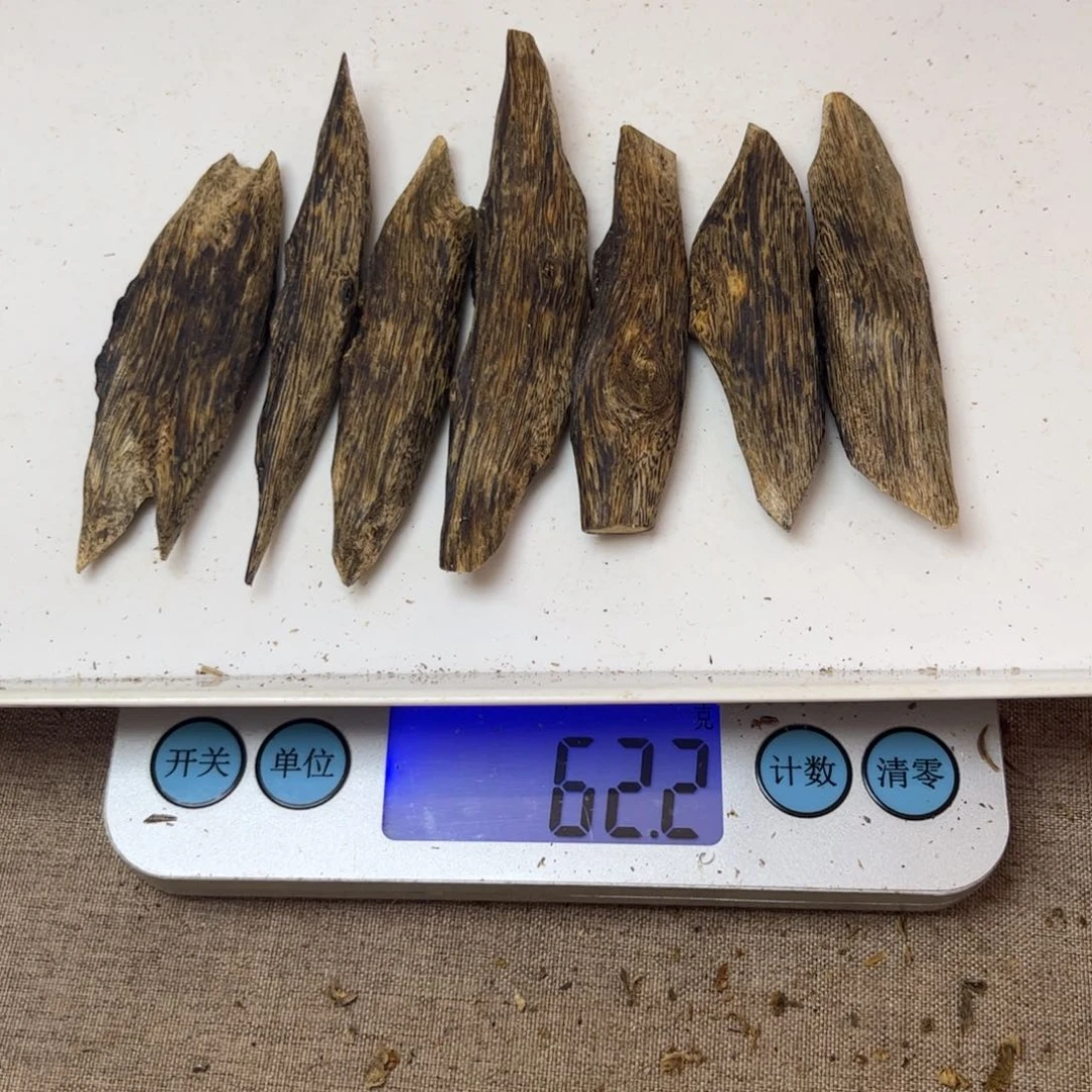 沉香木手把件上*奇楠62 克。。。