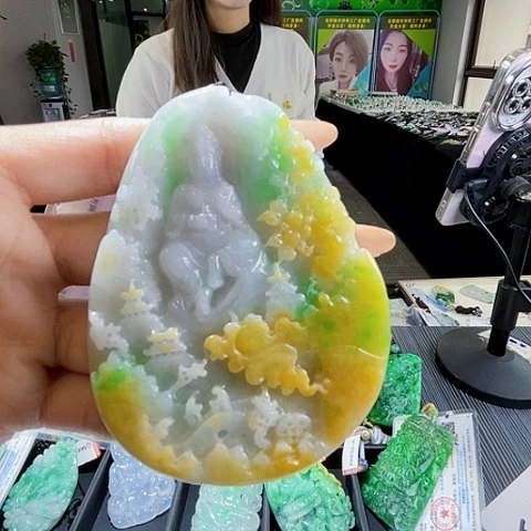 翡翠未镶嵌颈饰一个