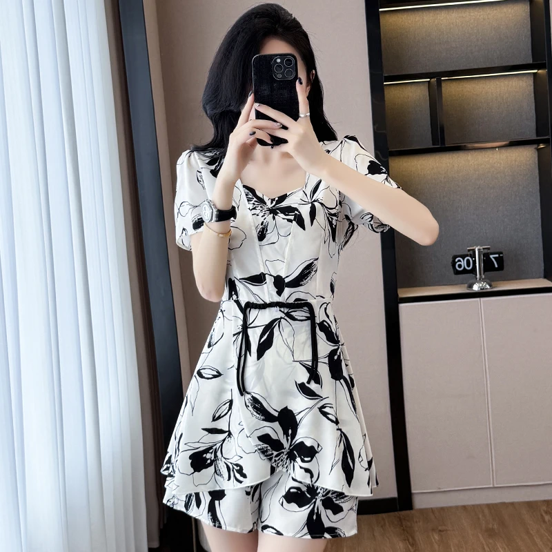 洋气套装2025夏季韩版印花显瘦气质遮肚修身时尚上衣＋短裤两件套