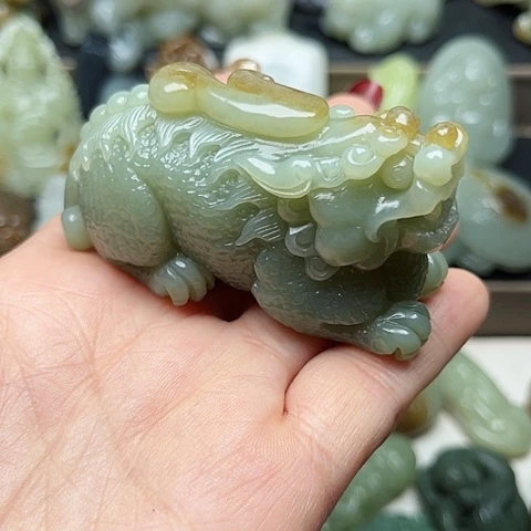 和田玉颈饰未镶嵌龍**人