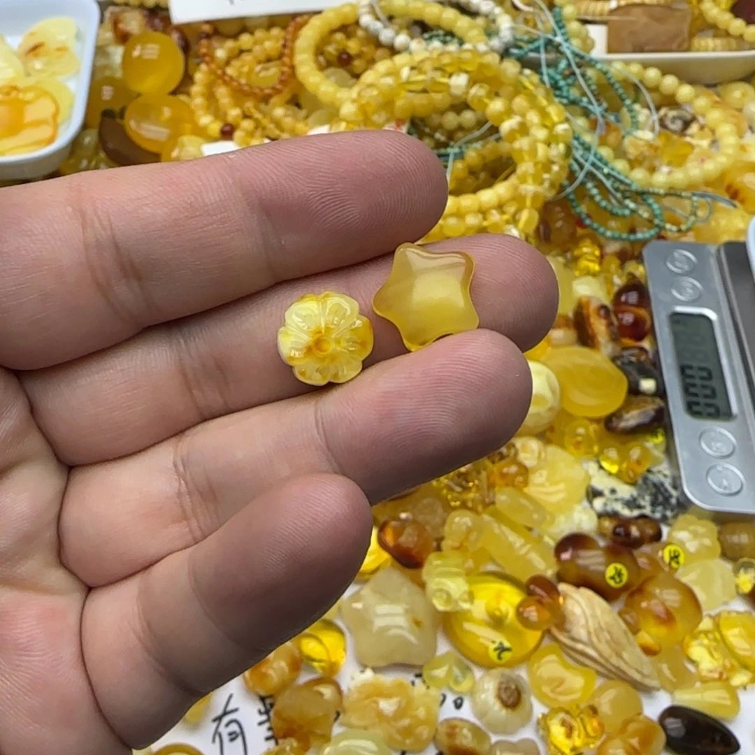 琥珀未镶嵌裸石0.98克一组