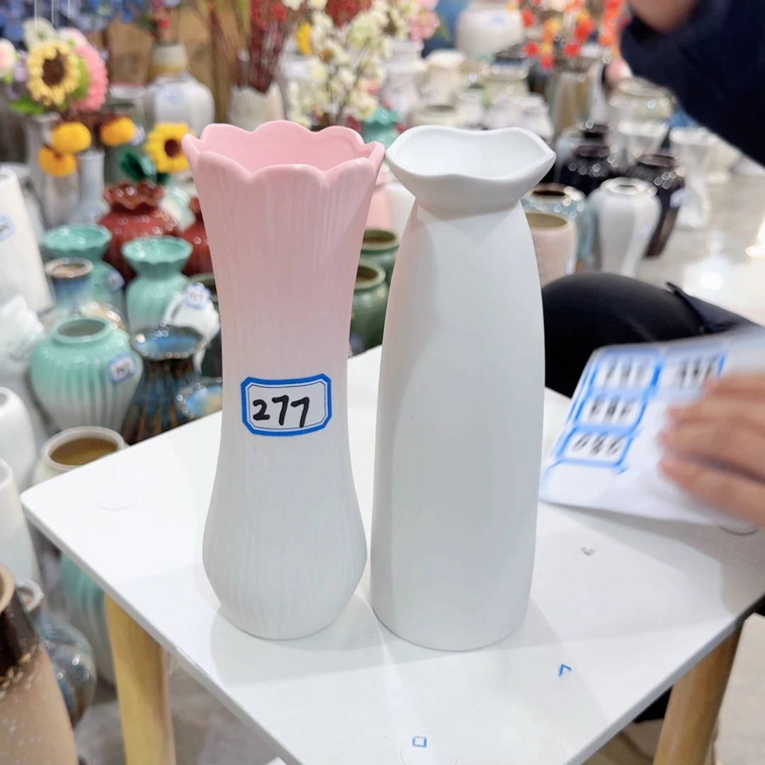 277号一对陶瓷磨砂高20厘米瑕疵