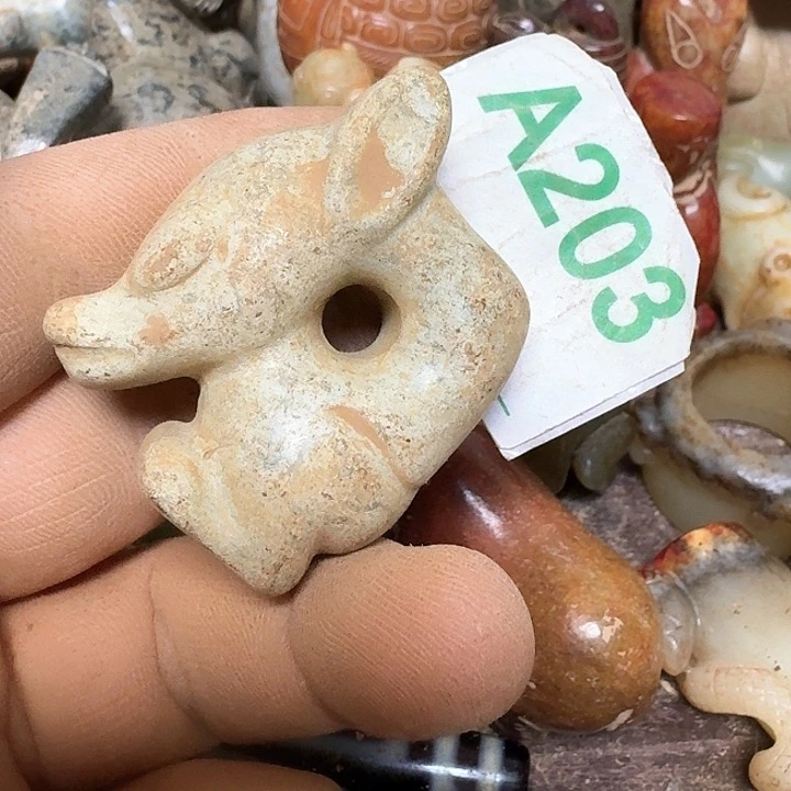 蛇纹石玉颈饰未镶嵌
