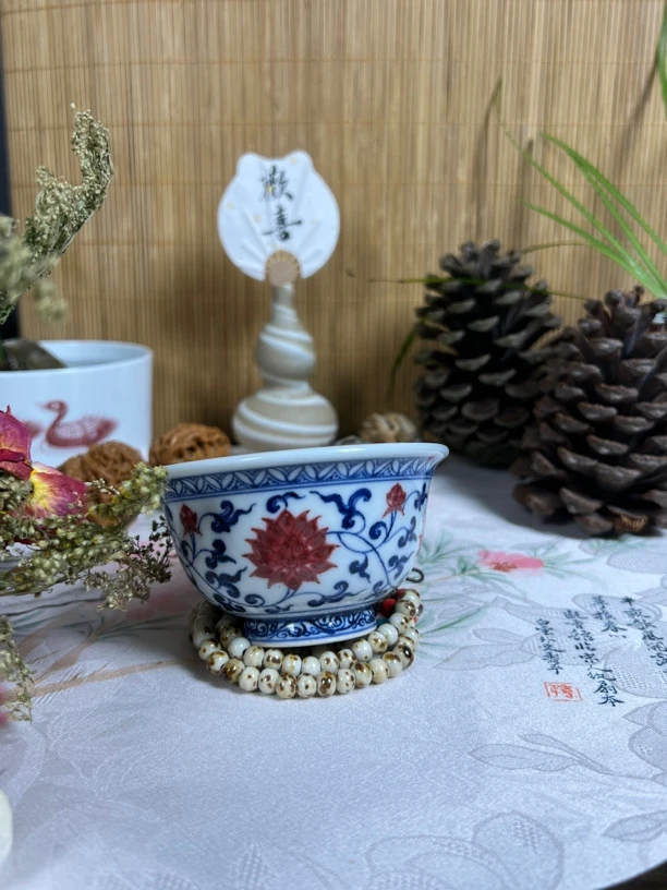 青花釉里红缠枝莲