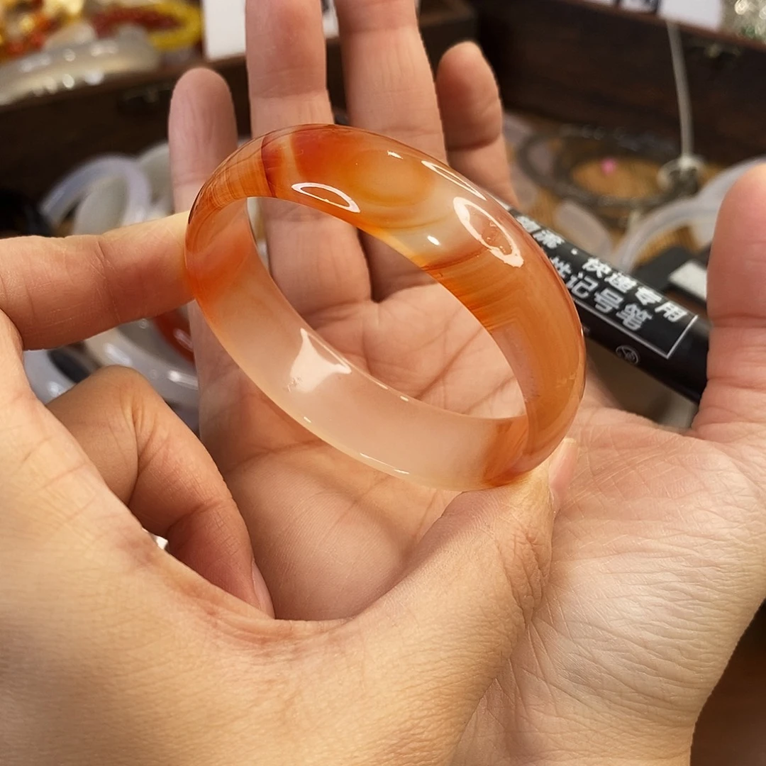 玛瑙/玉髓未镶嵌手镯C96。54.8圈。瑕