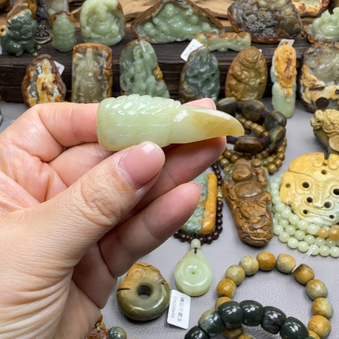岫岩老玉（透闪石质玉）未镶嵌珠宝奇石