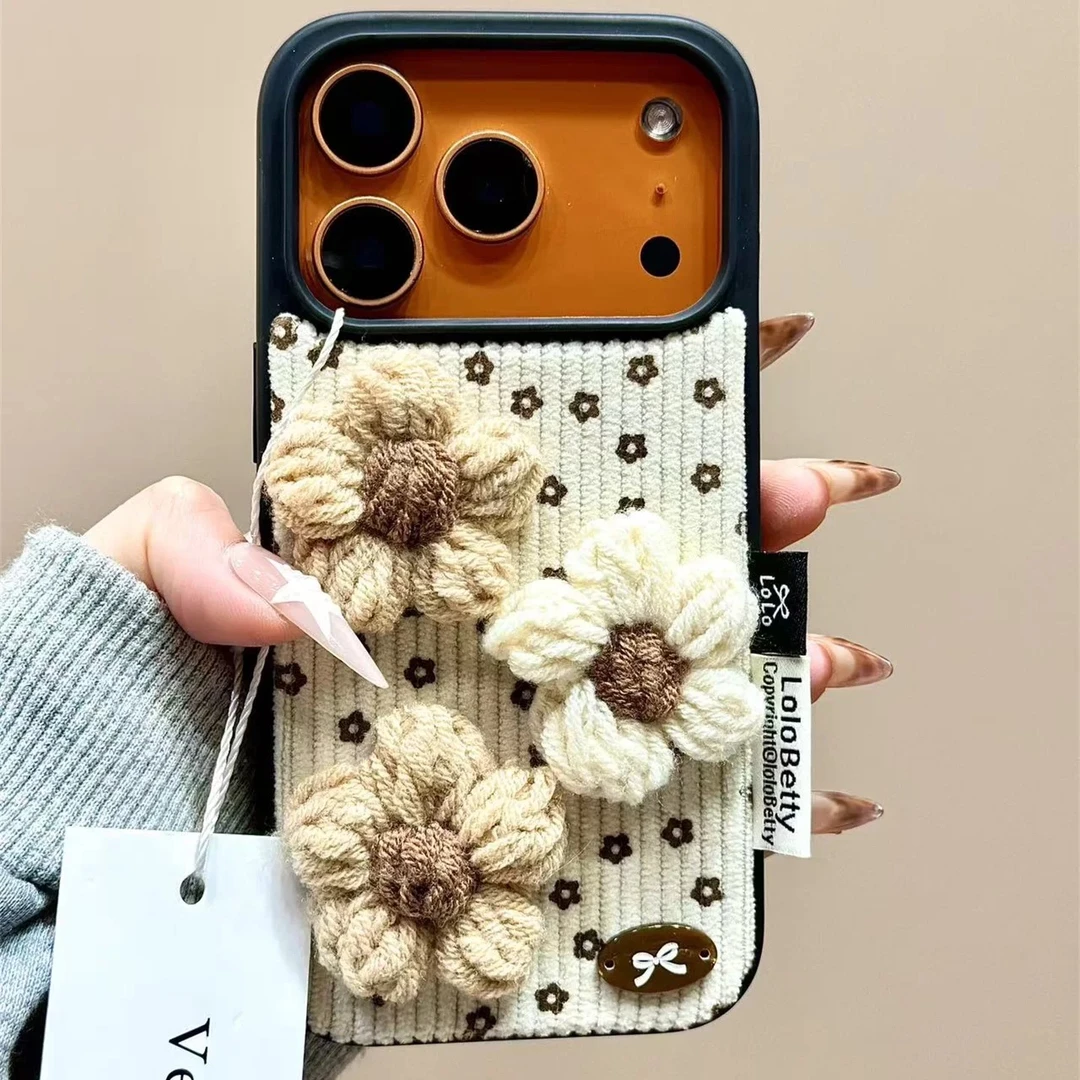 个性绒布碎花三朵针织花朵适用iPhone17pro手机壳苹果16pro手绳15
