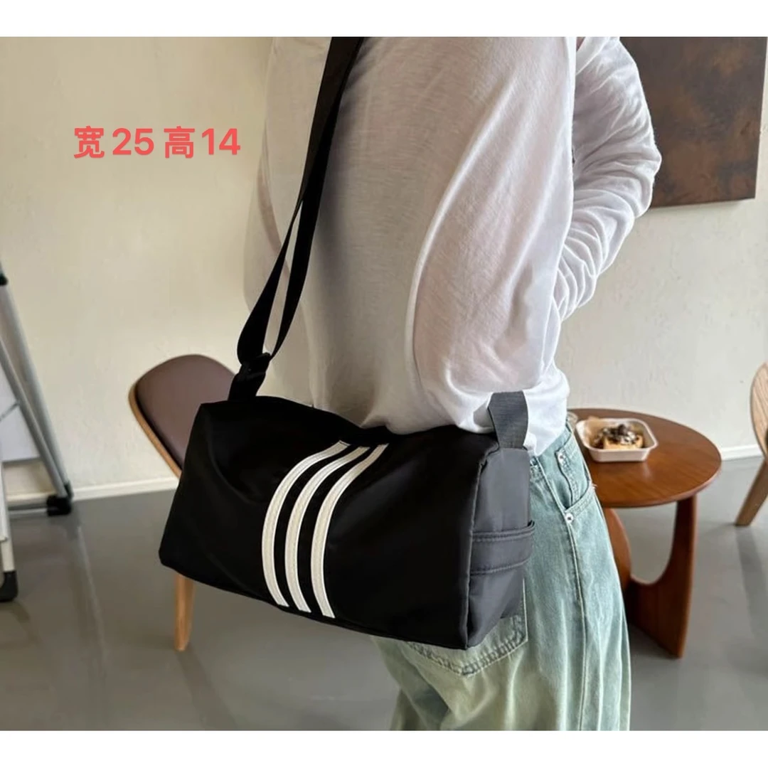 660款-三道杠运动休闲斜挎包