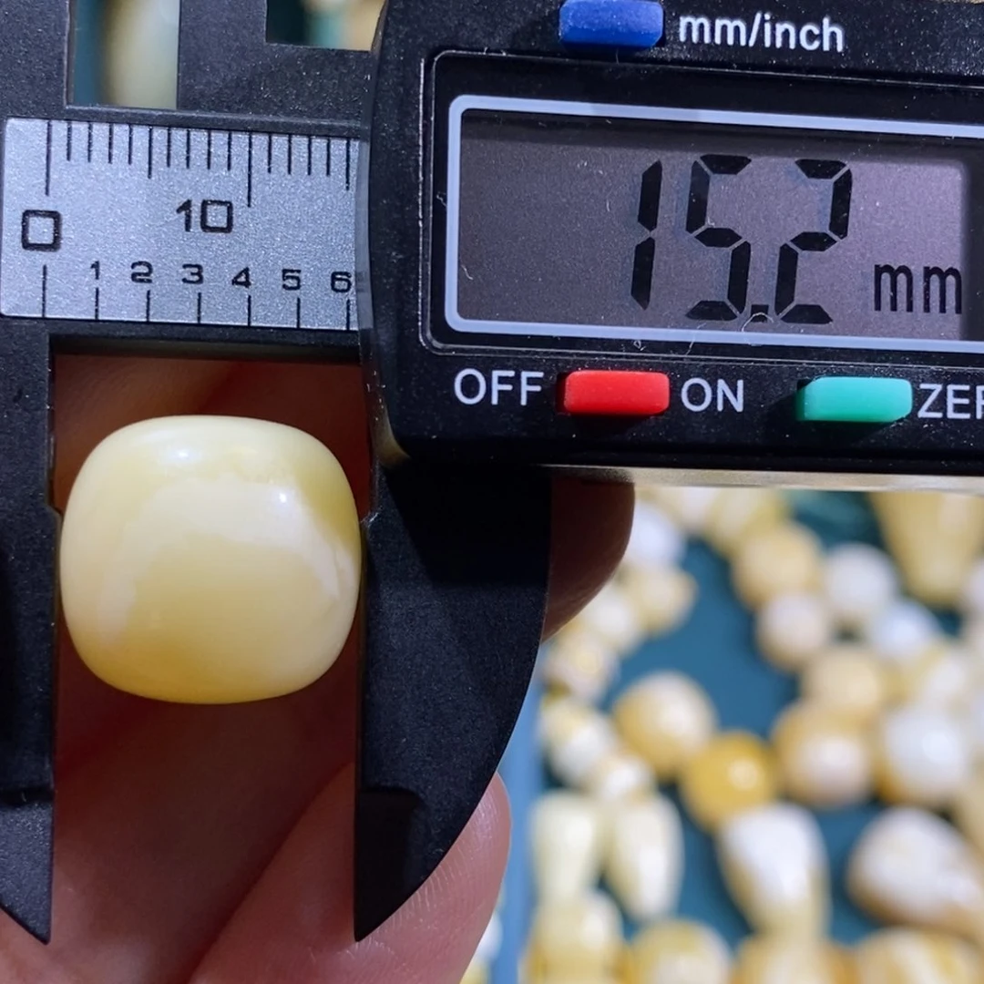 蜜蜡裸石未镶嵌配饰