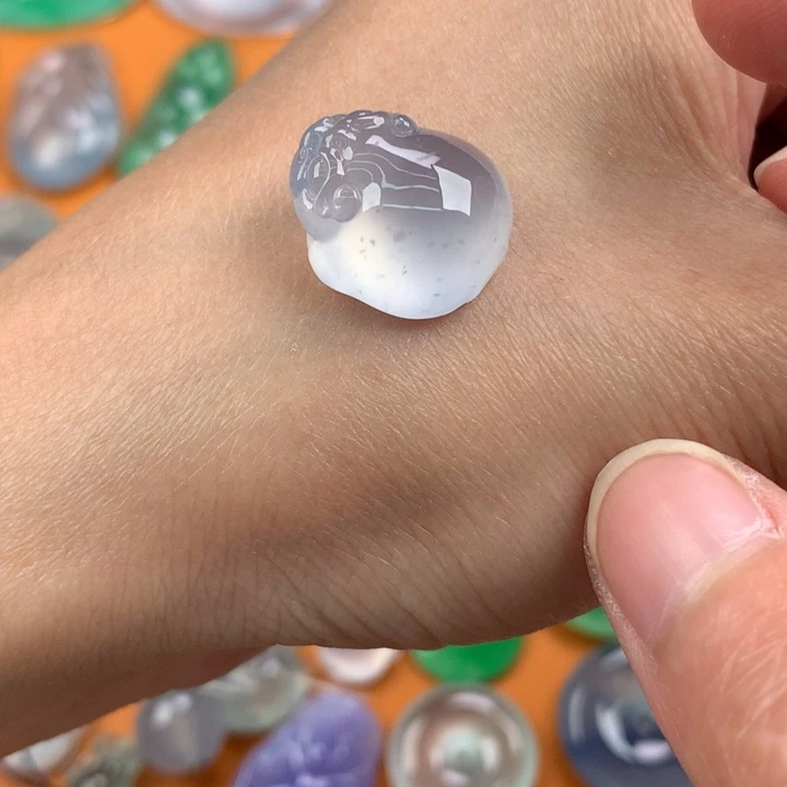 翡翠挂件未镶嵌…..