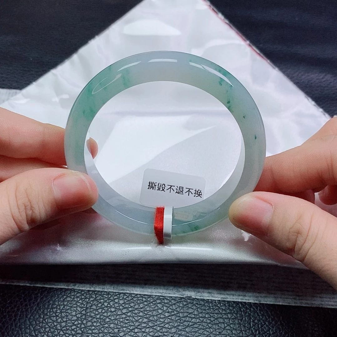 翡翠手镯未镶嵌正装飘花