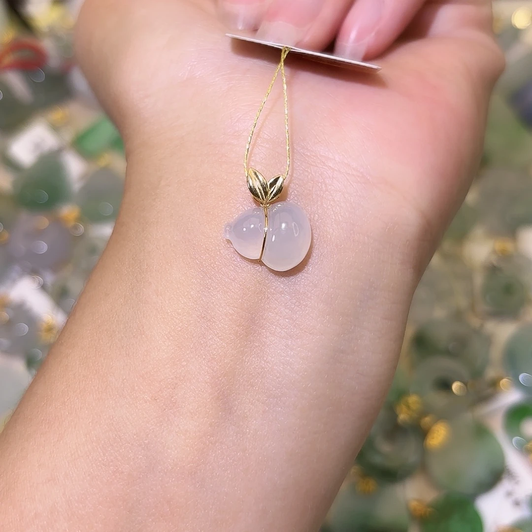 翡翠18K金镶嵌颈饰葫芦