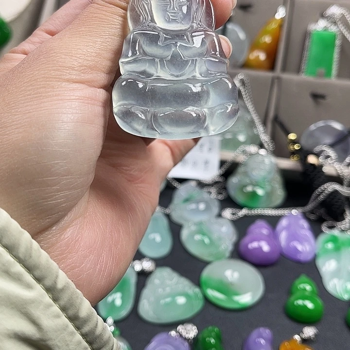 翡翠未镶嵌颈饰观音