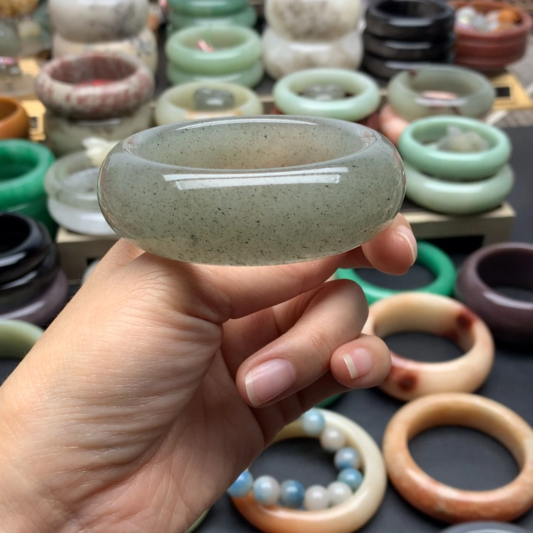 石英岩玉手镯未镶嵌有***?