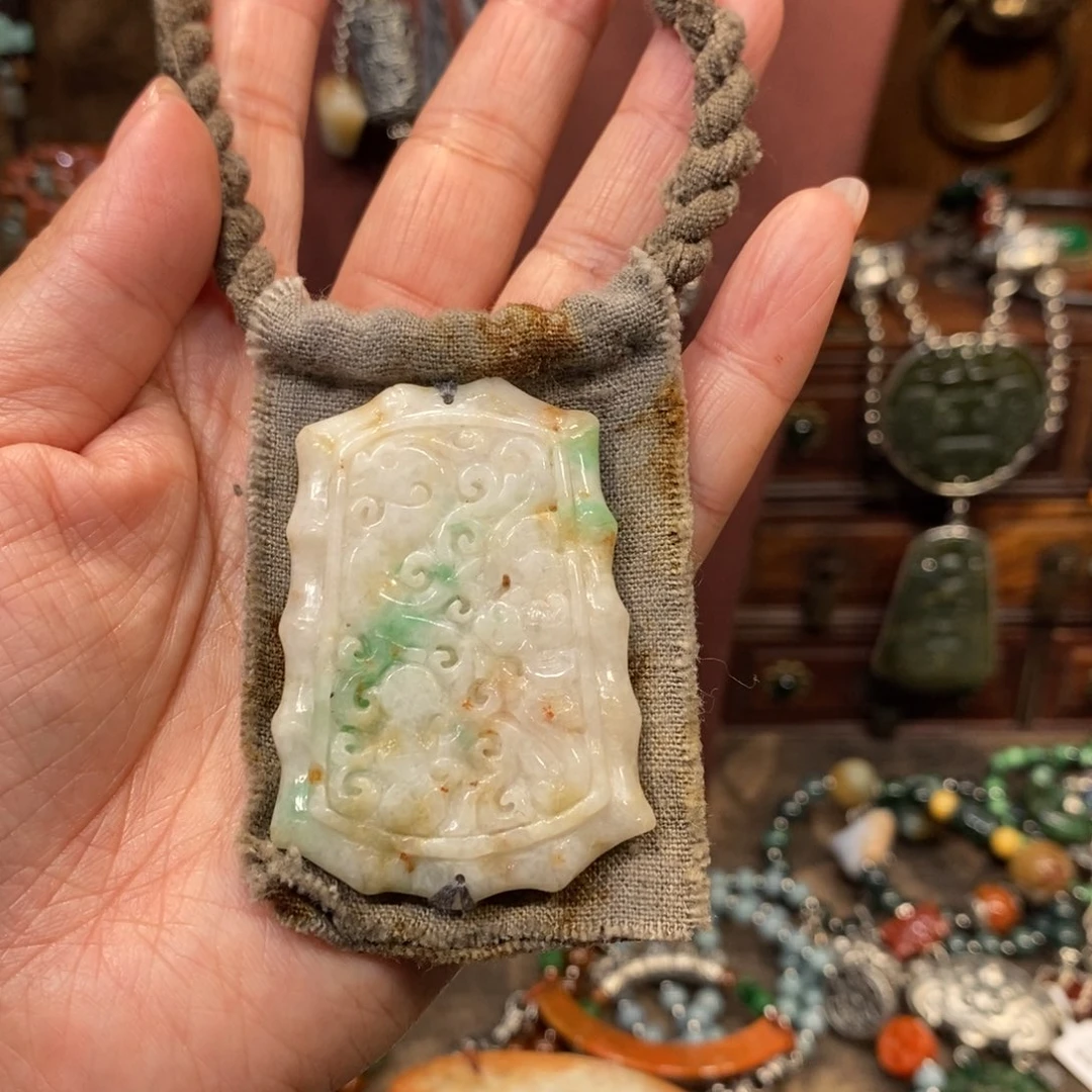 翡翠吊坠(赠链)未镶嵌