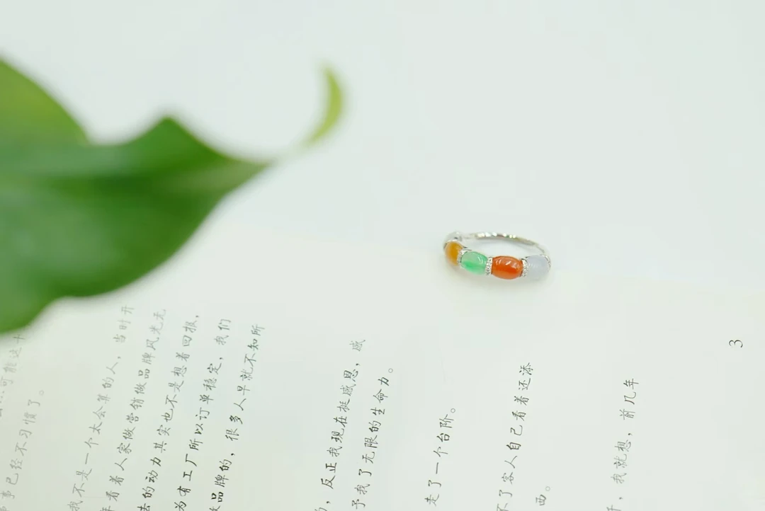 18K金镶嵌翡翠多宝彩虹戒指气质精美