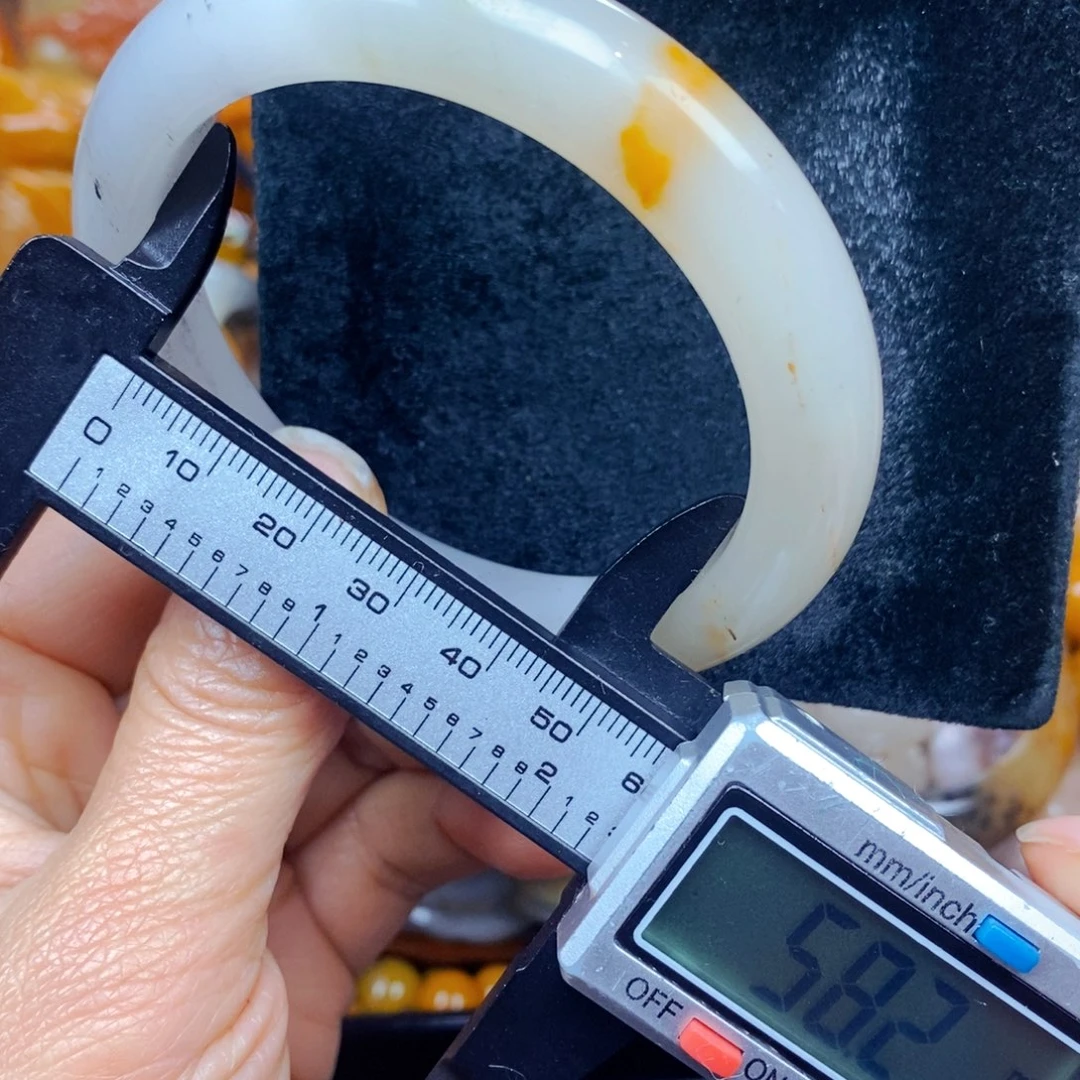 未镶嵌石英质玉（黄龙玉）颈饰