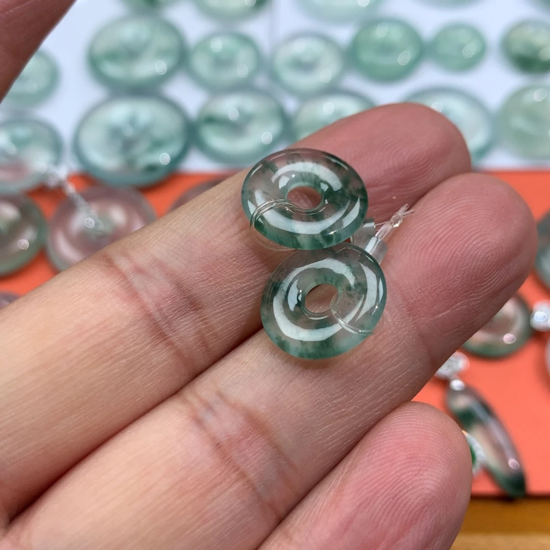 翡翠未镶嵌颈饰耳坠