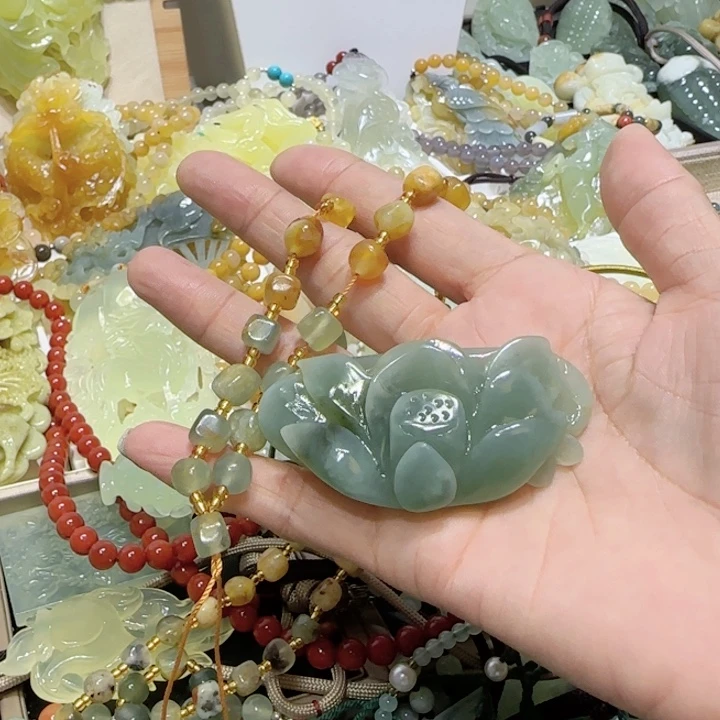未镶嵌蛇纹石玉吊坠