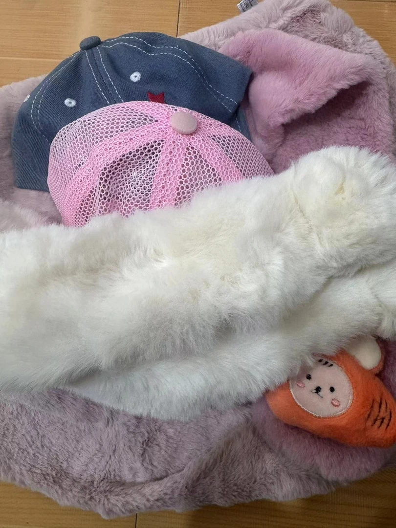 围巾或帽子一个，款式颜色随机